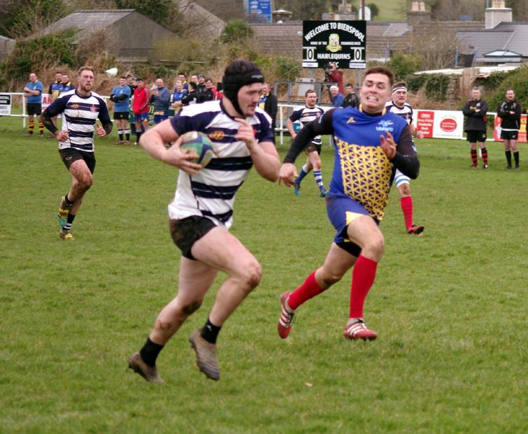 Iestyn Evans races for the opening try